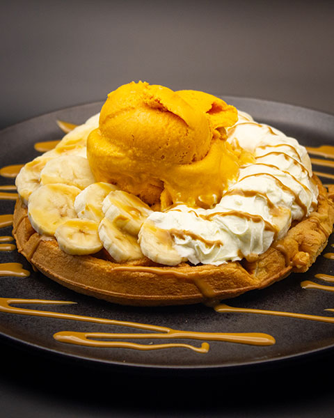 Waffle con helado y fruta